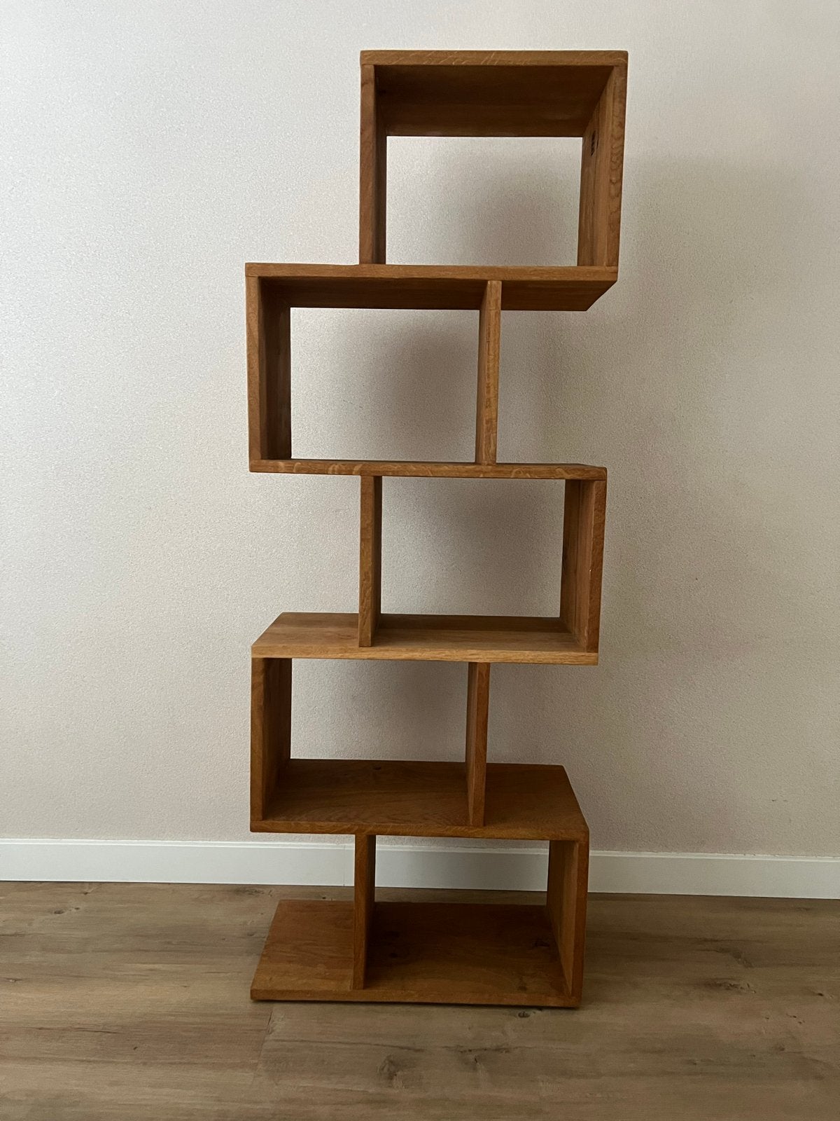 Degelijke eikenhouten zigzag boekenkast / vakkenkast, Ophalen, Met plank(en), Gebruikt, Eikenhout