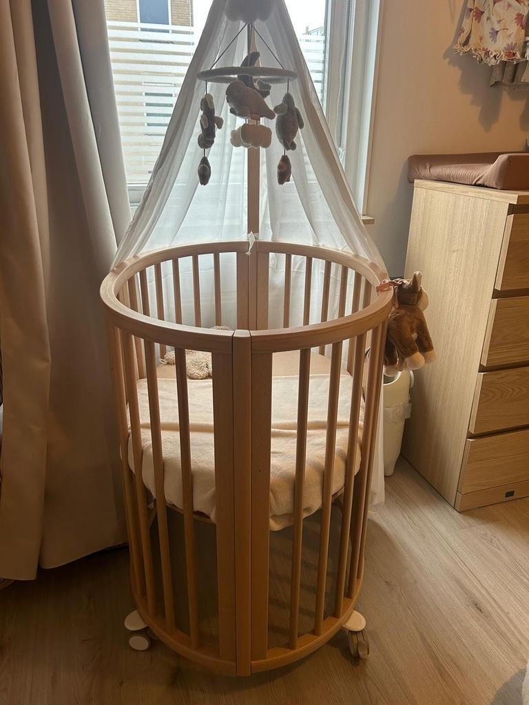 Stokke babybed 2025, compleet met matras en hemeltje, Ophalen of Verzenden, Zo goed als nieuw, Minder dan 50 cm, Minder dan 5 flessen