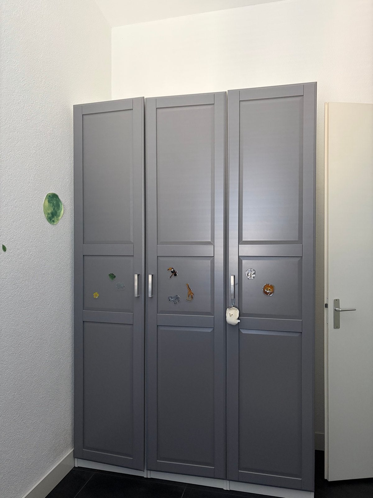 Grijze kledingkast met 3 deuren en lades, Ophalen, Gebruikt, 100 tot 150 cm, 200 cm of meer
