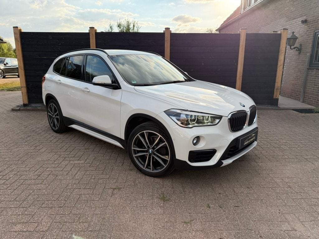 BMW X1 SDrive18i High Executive LED, NAVI,19 LM BJ 12-2018, Auto's, Stof, Wit, Particulier, 3 cilinders