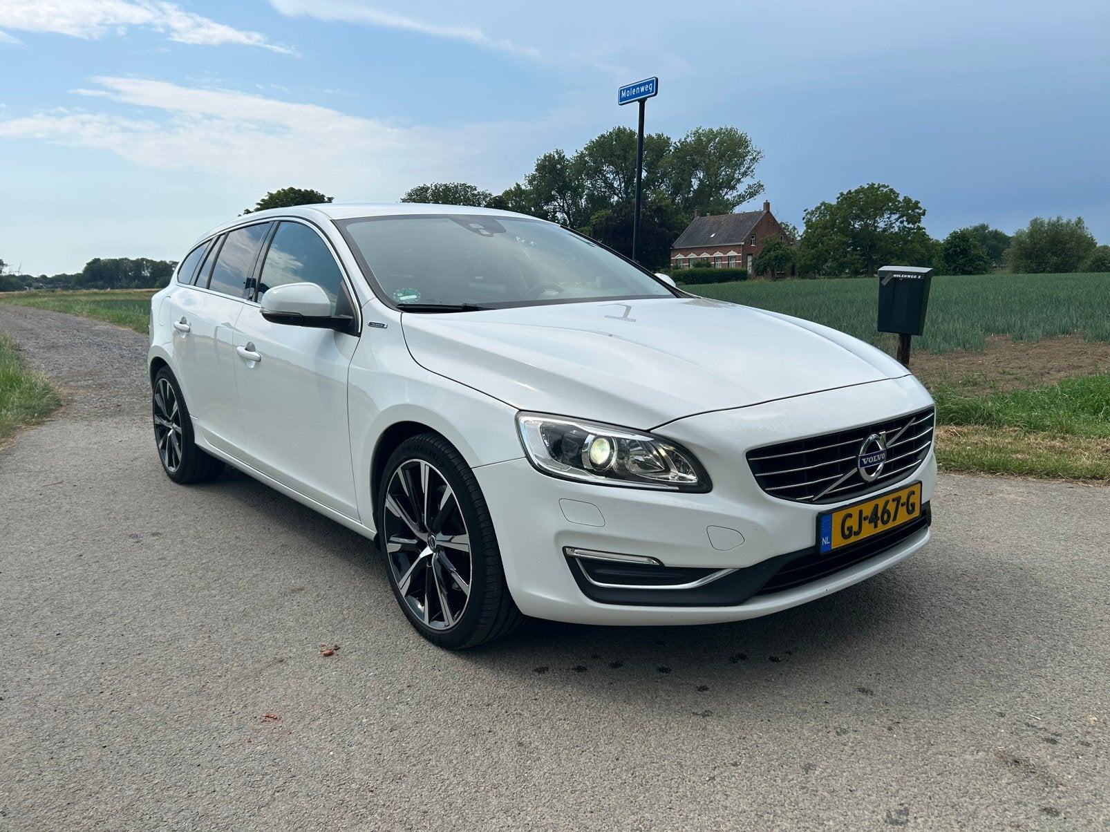 Volvo V60 D6 Twin Engine 288pk Geartronic AWD Plug In Hybrid, Automaat, 1800 kg, Wit, Vierwielaandrijving