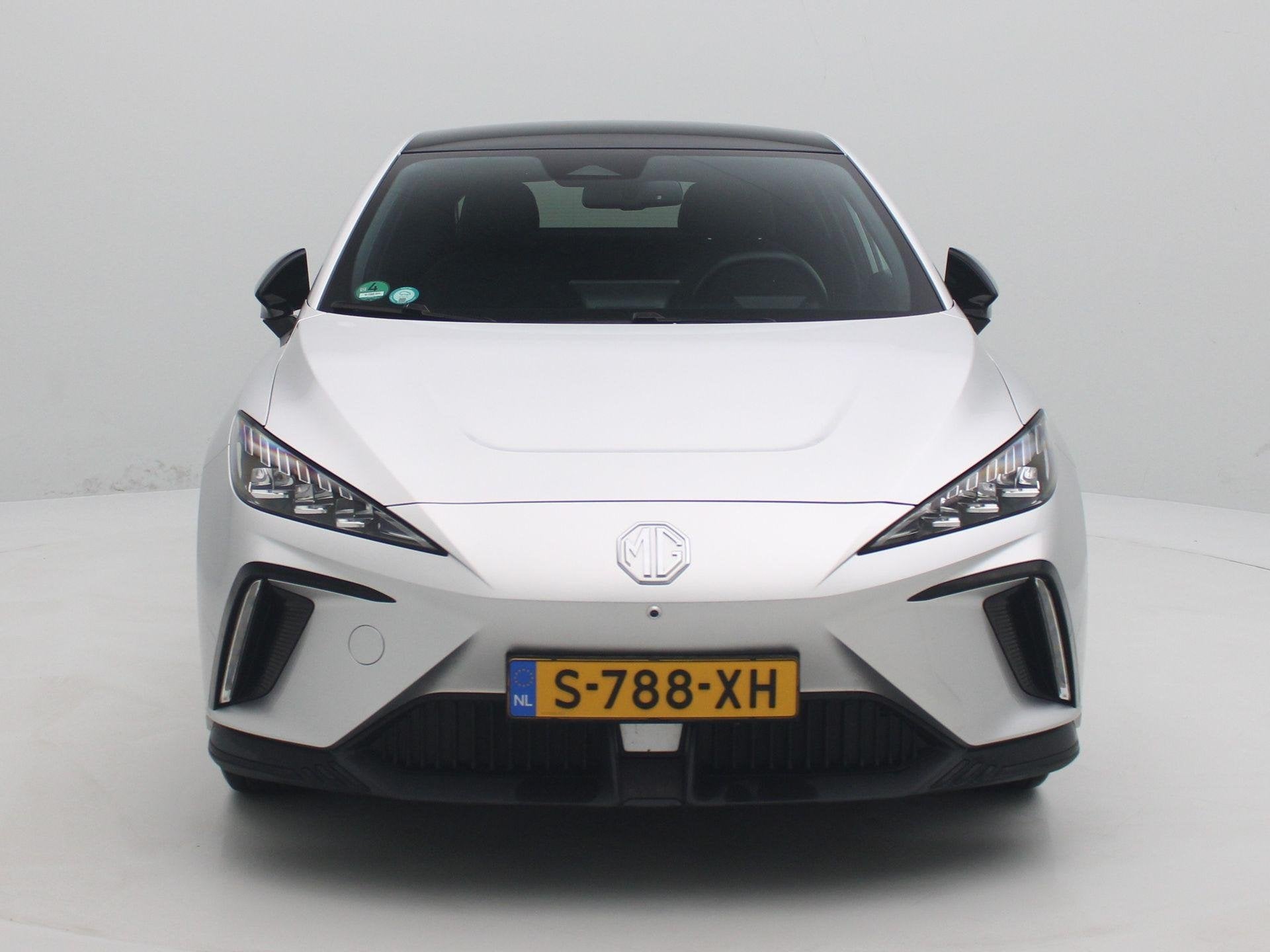 MG 4 Luxury 64 kWh | Apple Carplay - Android Auto | Camera |, Auto's, 12 maanden, Gebruikt, Automatische klimaatregeling, Origineel Nederlands