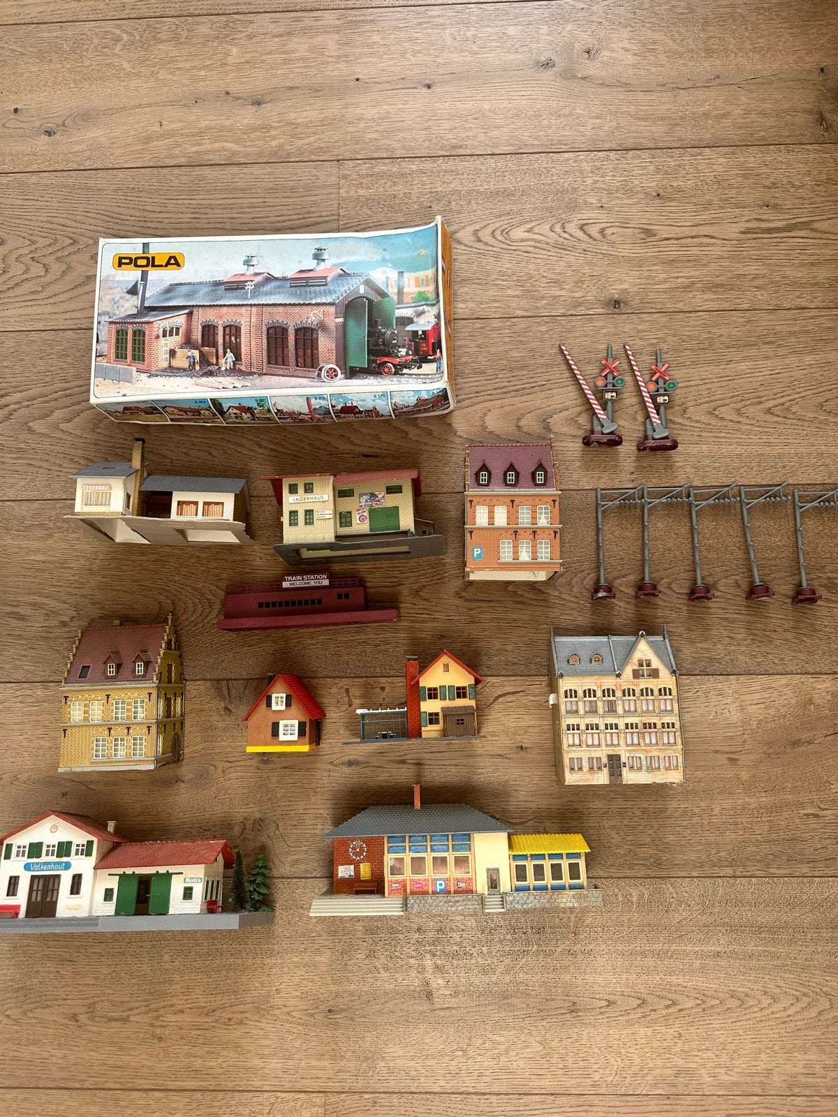 Diverse modelbouw huizen voor spoorbaan of kerstdorp, Ophalen of Verzenden, Gebruikt, Brug, Tunnel of Gebouw