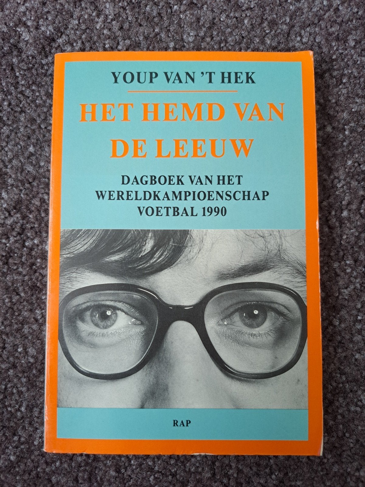 Het Hemd van de Leeuw - Youp van 't Hek (WK Voetbal 1990), Ophalen of Verzenden, Gelezen, Youp van 't Hek, Nederland