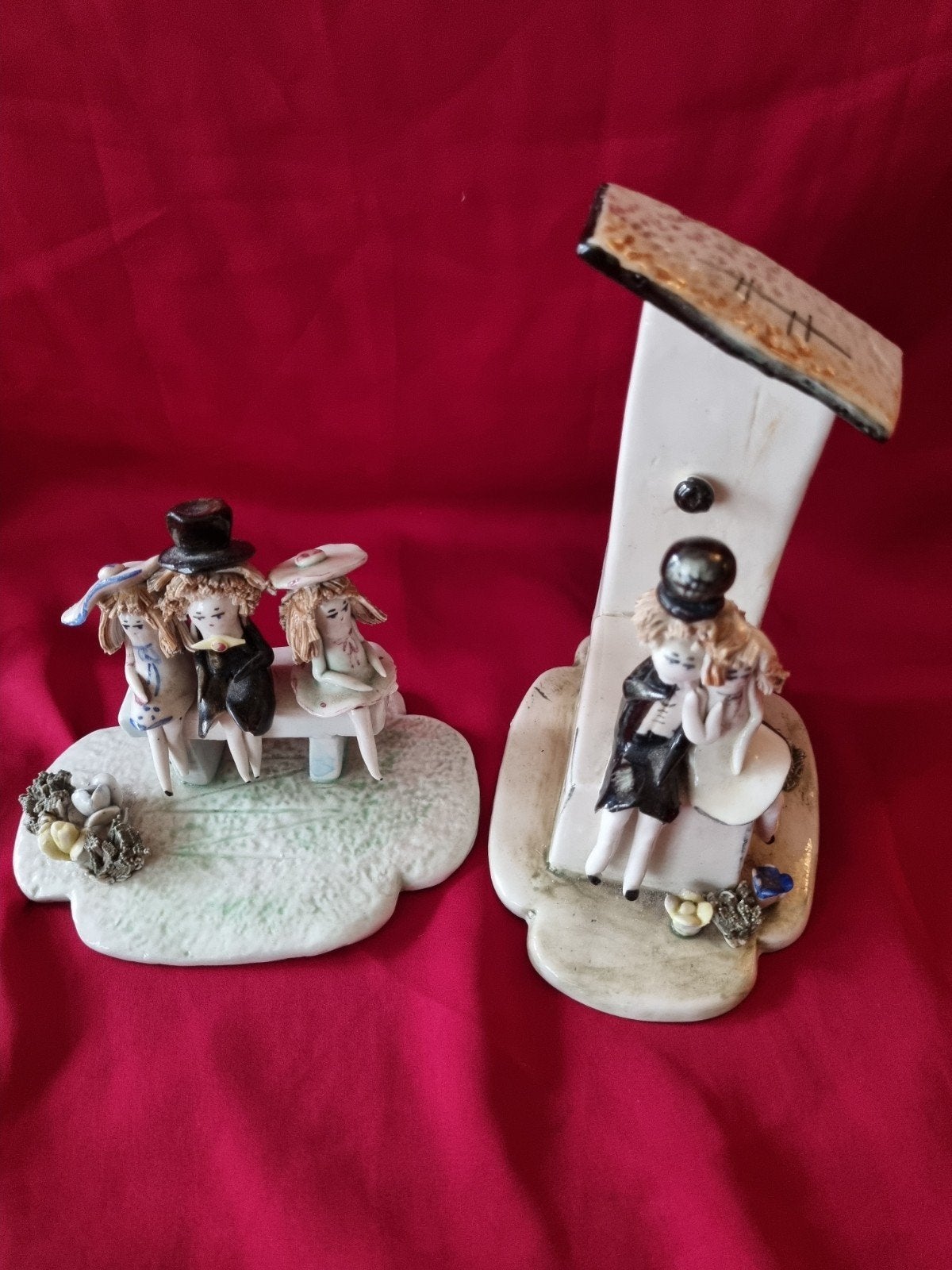 Keramische beeldjes: Drie figuren op bankje en twee bij put, Groep mensen, Minder dan 20 cm, Ophalen of Verzenden, Handgemaakt