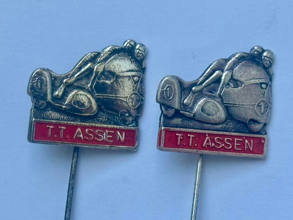 2 Metalen Spelden TT ASSEN, Ophalen of Verzenden, Zo goed als nieuw, Sport, Speldje of Pin