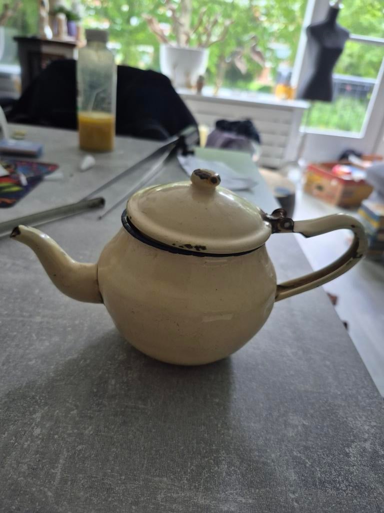 Vintage geëmailleerde theepot - Crème met blauwe rand, Antiek en Kunst, Antiek | Emaille, Ophalen of Verzenden