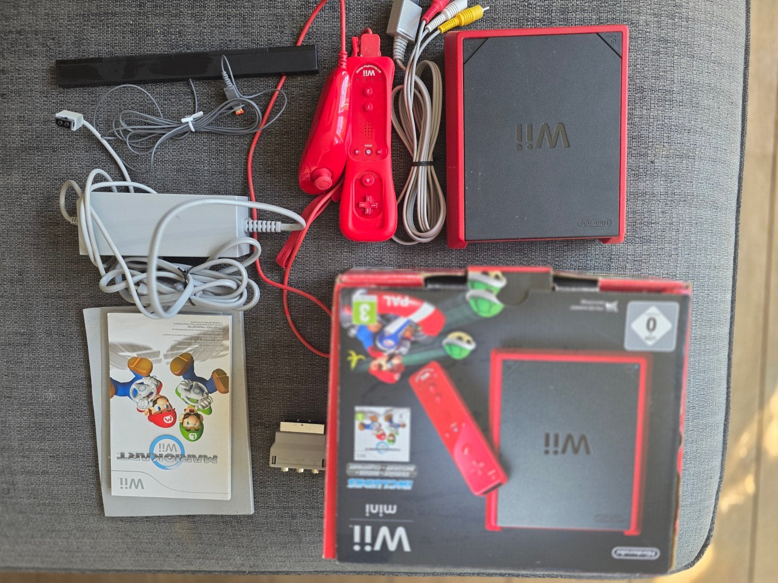 Nintendo Wii Mini met Mario Kart Wii en accessoires, Ophalen of Verzenden, Zo goed als nieuw, Met 1 controller, Met games