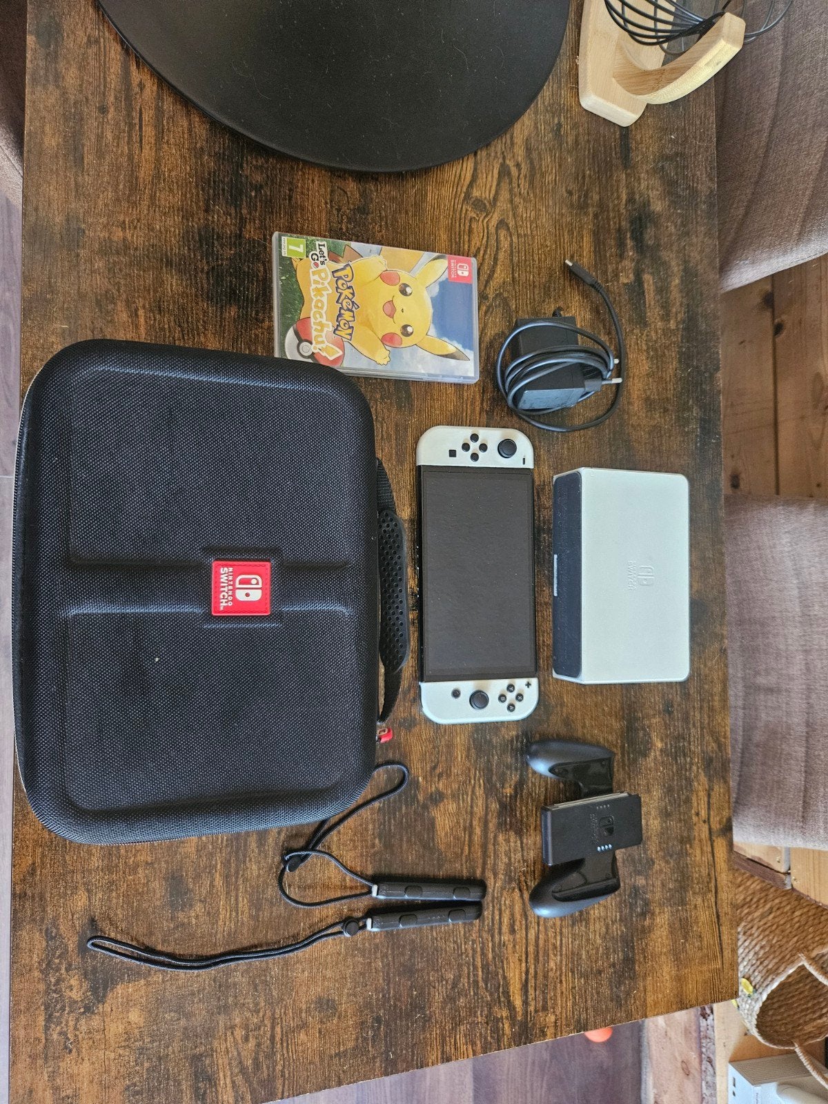 Nintendo Switch OLED met accessoires en Pokémon Let's Go Pik, Switch OLED, Met games, Met 2 controllers, Ophalen of Verzenden