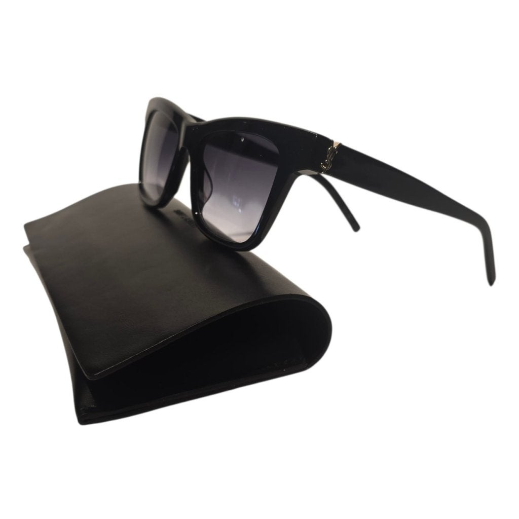 Saint Laurent SL M106 002 52-18-140 Zonnebril Zwart, Flex Ltd., Gebruikt, https://flex.com/contact-us, Nobelstraat 10, 5807 GA Oostrum LB, Limburg, Nederland
