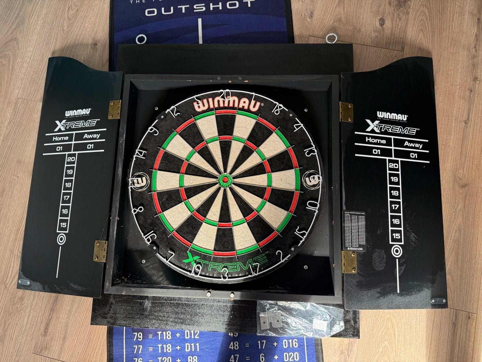 Winmau Xtreme Dartbord met Kast en Mat - Zo goed als nieuw, Sport en Fitness, Ophalen of Verzenden, Zo goed als nieuw, Dartbord