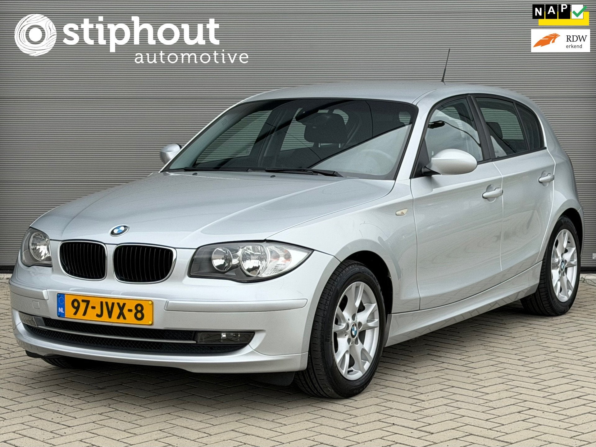 BMW 1-serie 116i Business | Automaat | Dealer ond. | NL auto, Auto's, Zwart, 4 cilinders, 4 stoelen, 122 pk