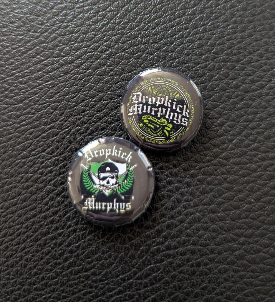 Dropkick Murphys – 25 mm button – zwart/groen, Verzamelen, Ophalen of Verzenden, Nieuw, Overige typen