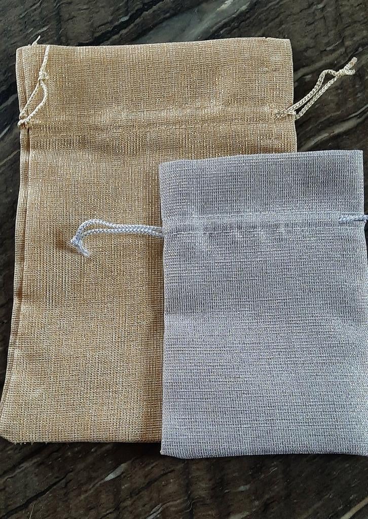 Cadeau zakjes van stof goud en zilverkleur nieuw, Diversen, Cadeaupapier, Ophalen of Verzenden, Nieuw