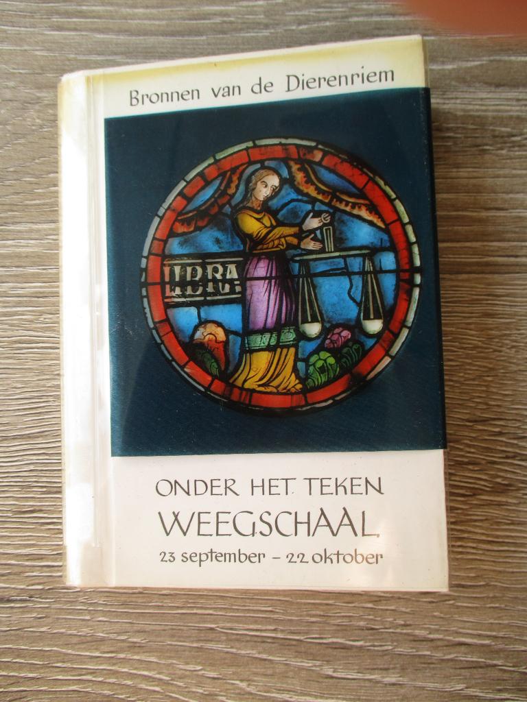 Bronnen van de dierenriem ; Onder het teken Weegschaal 23, Ophalen of Verzenden, Gelezen, Overige onderwerpen, Achtergrond en Informatie