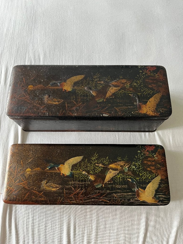 Set van 2 Vintage Blikken Trommels – Oosters Eenden Motief, Ophalen of Verzenden, Gebruikt, Koek(jes), Overige merken
