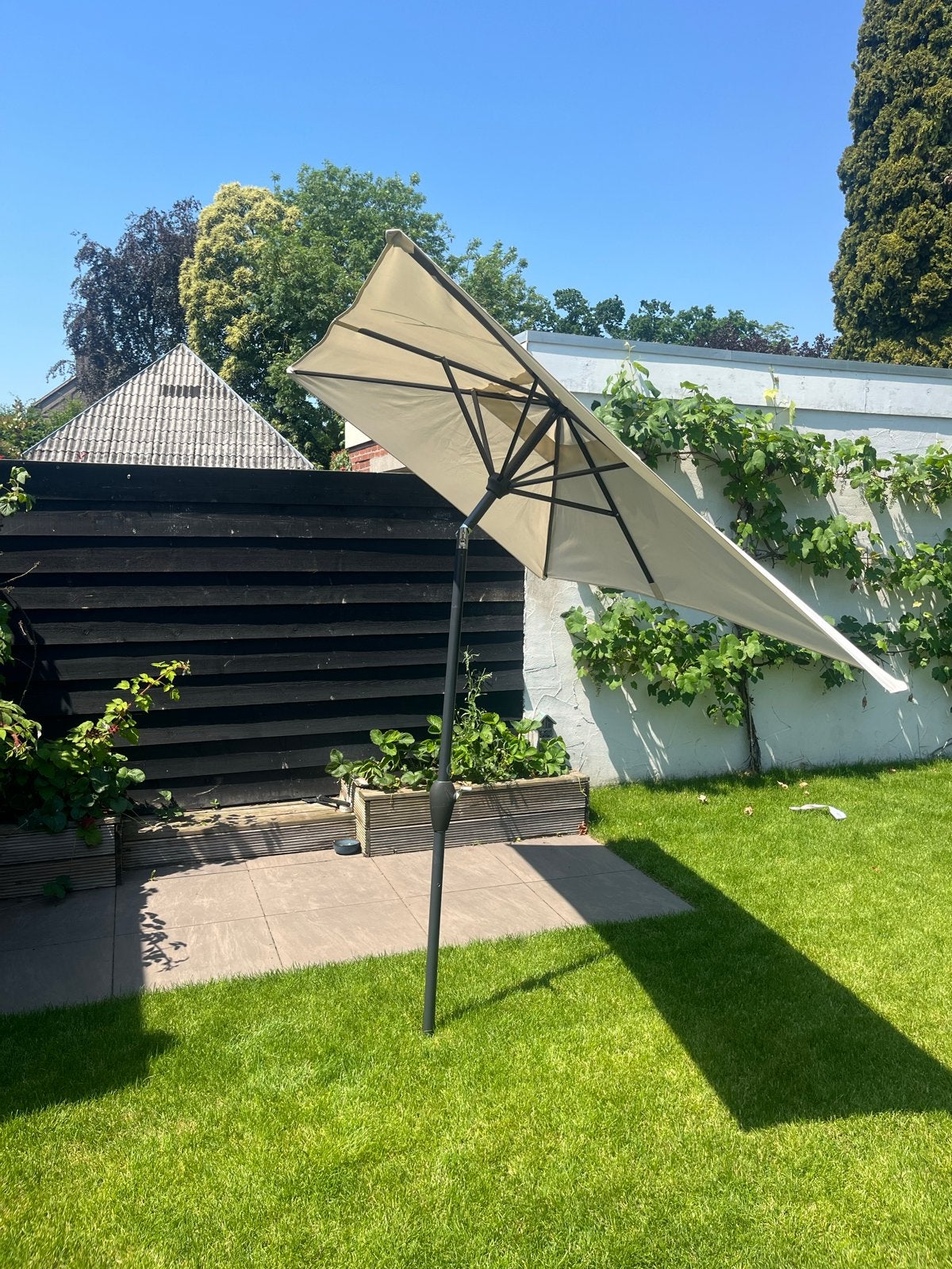 Twee parasols beige - Kantelbaar, Tuin en Terras, Ophalen, Gebruikt, Kantelbaar, 2 tot 3 meter