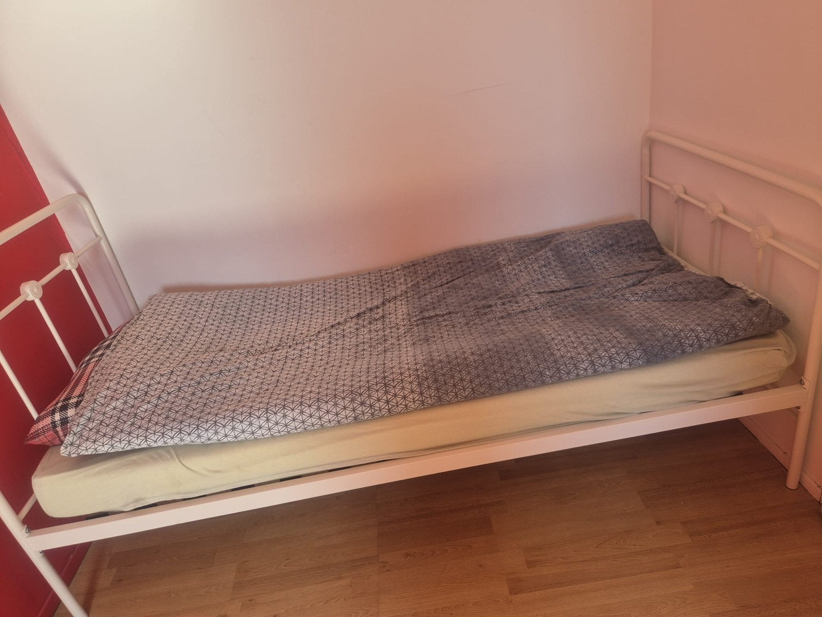 2 gratis metalen bedden 90x200 met matras, kussen en deken, Ophalen, Gebruikt, 90 cm, Eenpersoons