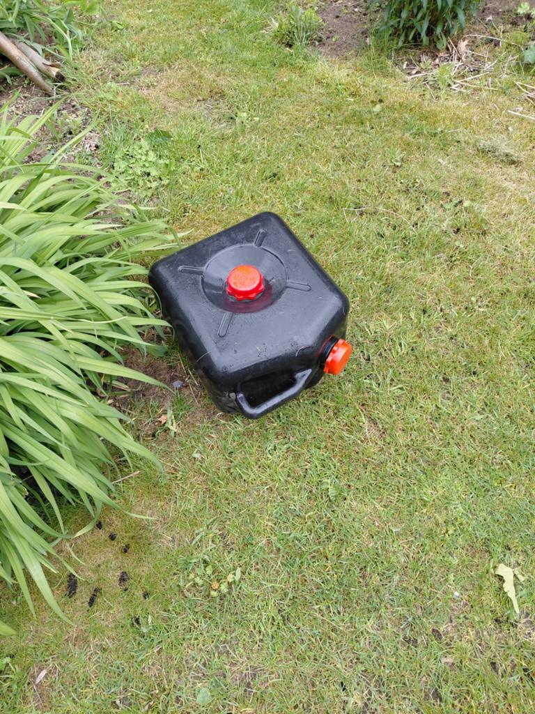 Zwarte jerrycan met rode doppen, Ophalen of Verzenden, Gebruikt, Kunststof
