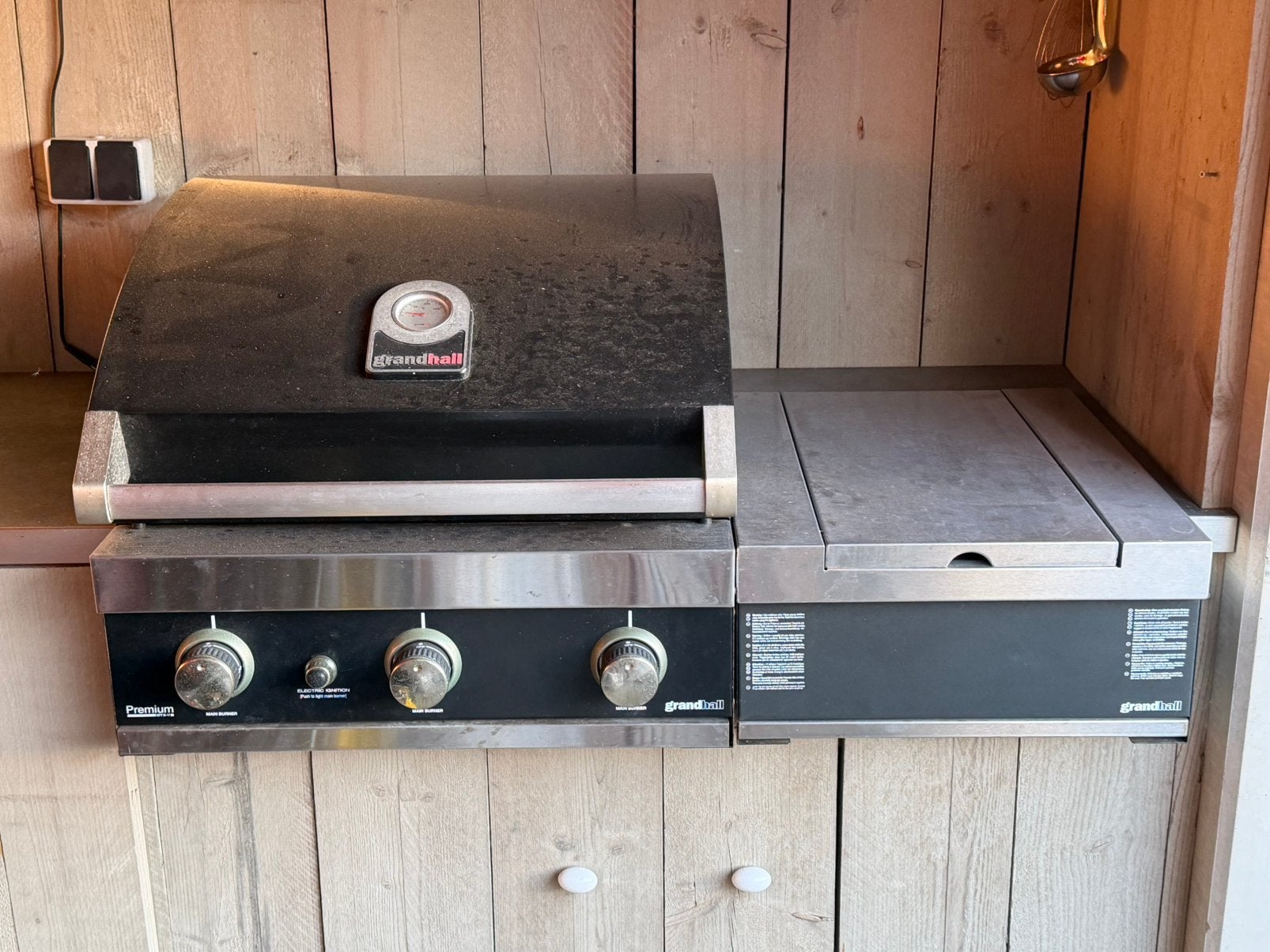 Grand Hall bbq met losse zijbrander, Ophalen, Gebruikt