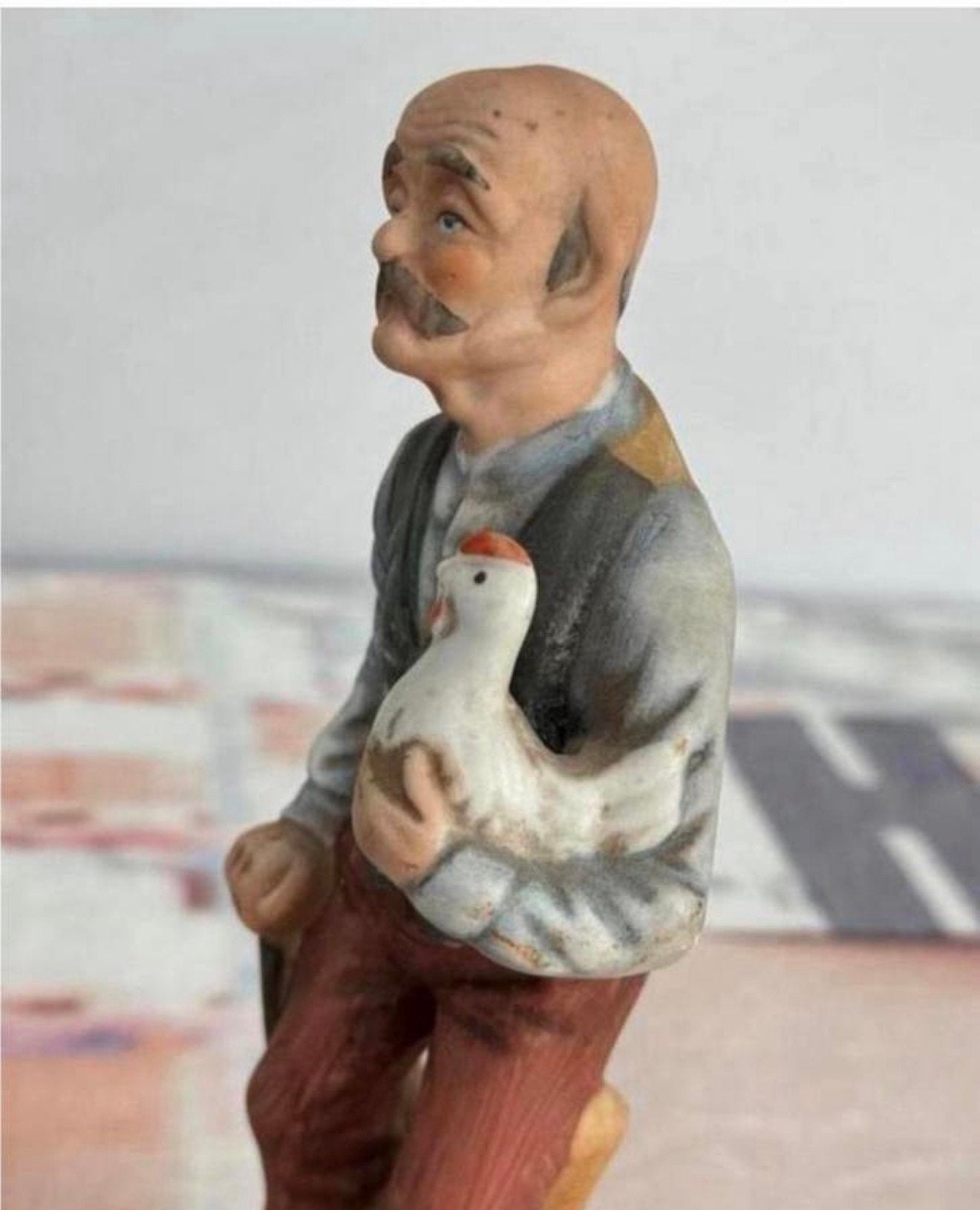 1990 vintage Antiek porseleinen beeldje Man met Kip 19CM, Ophalen of Verzenden, Zo goed als nieuw, Mens
