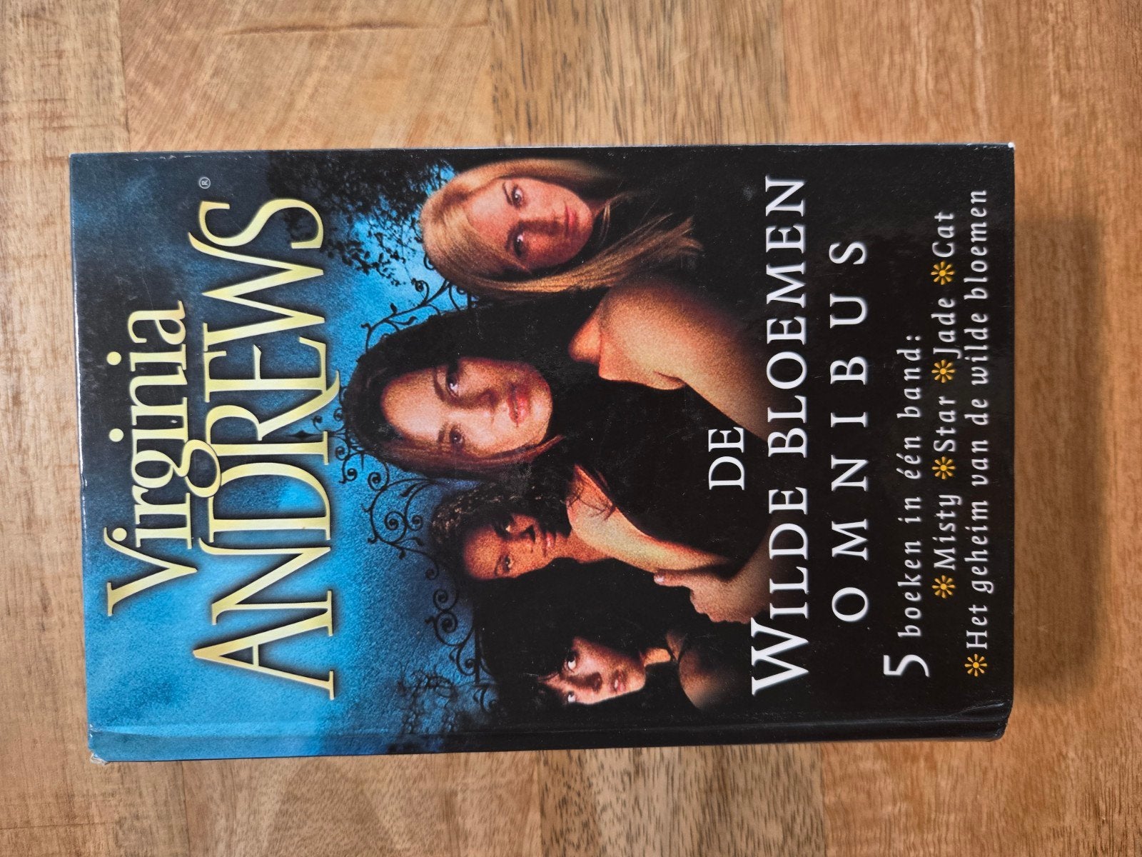 De Wilde Bloemen Omnibus - Virginia Andrews (5 boeken), Ophalen of Verzenden, Gelezen, Virginia Andrews, Nederland