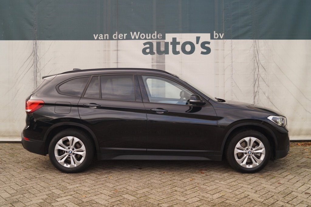 BMW X1 xDrive25e Executive -NAVI-ECC-HUD-CAM-PDC- (bj 2020), Auto's, BMW, Gebruikt, Zwart, Bedrijf, Vierwielaandrijving