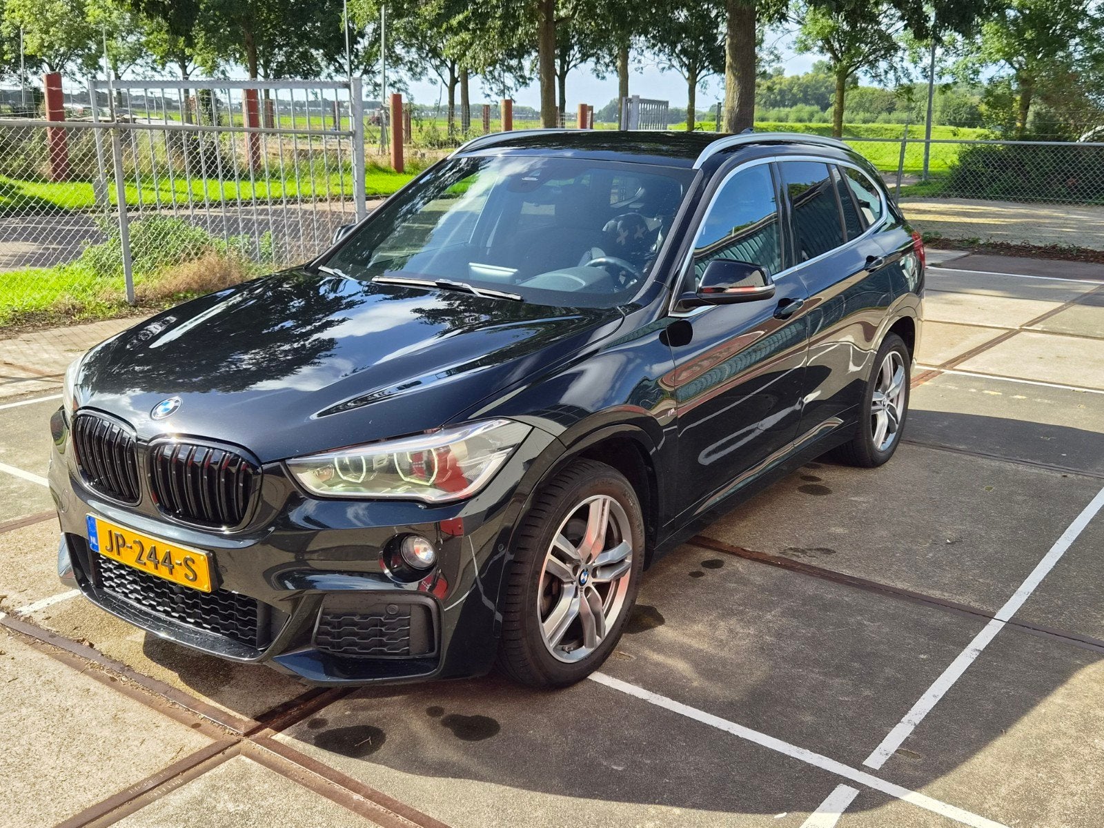 BMW X1 2.0 Sdrive 20I AUT 2016 Zwart, 1998 cc, 1800 kg, Alcantara, Zwart