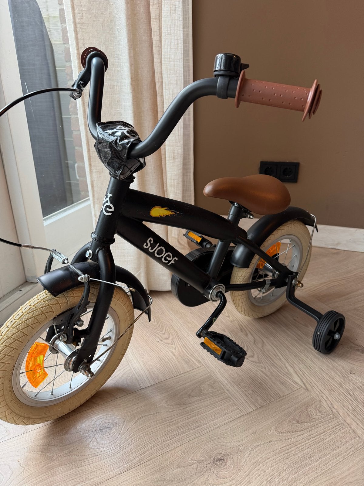 Sjoef kinderfiets met zijwieltjes - Zwart, Fietsen en Brommers, Fietsen | Kinderfietsjes, Ophalen, Zijwieltjes, Gebruikt, Velgrem