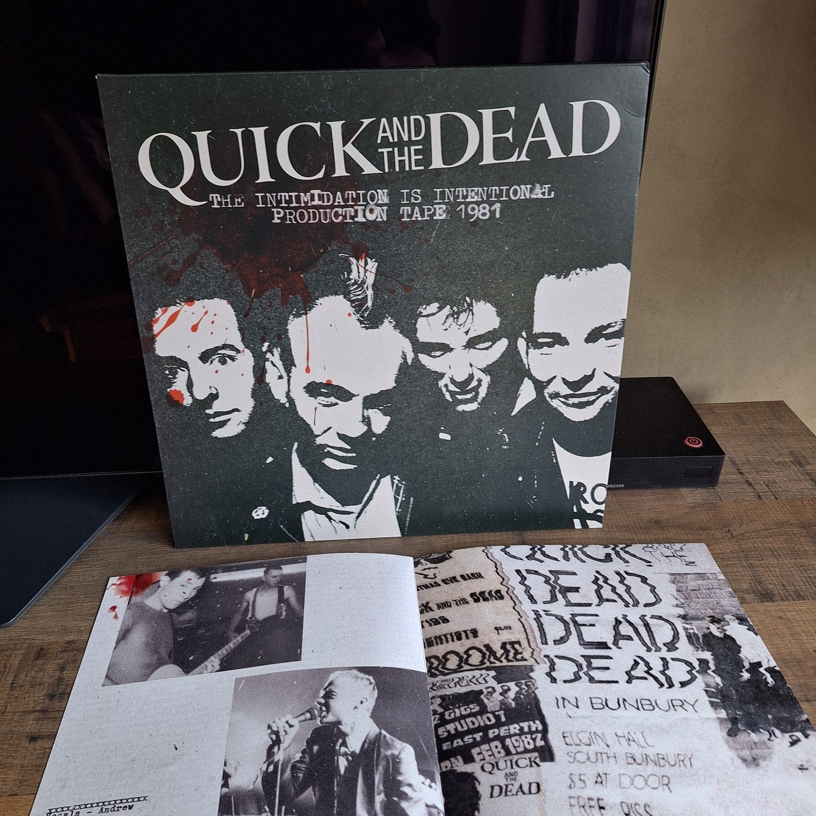 Quick and the dead production tape 1981 red vinyl, Beschermende buitenhoes, Alternative, Ophalen of Verzenden, Zo goed als nieuw