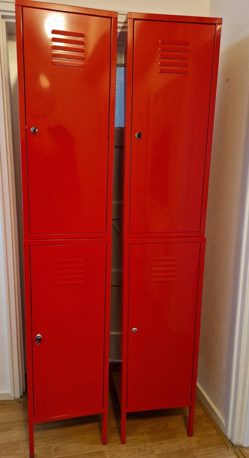 Nette rode IKEA PS lockerkast €35 per kast, Ophalen, Zo goed als nieuw, Modern, Industrieel, Speels
