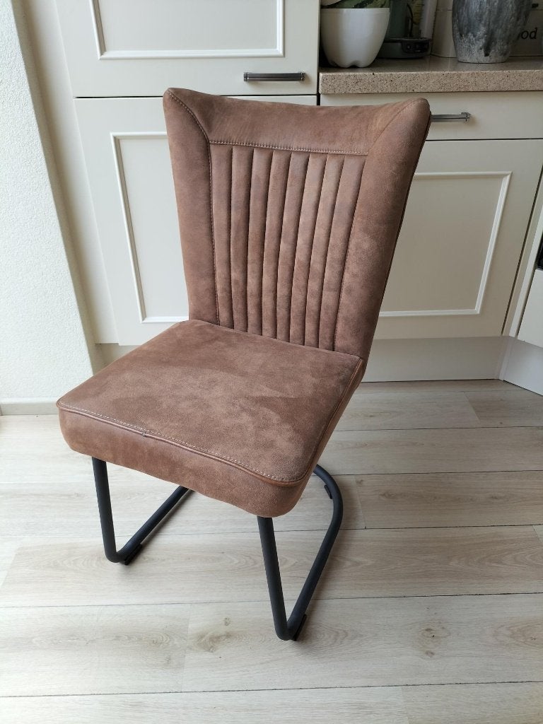 Mooie lekker zittende eettafelstoel bruin suede Piet Klerkx, Huis en Inrichting, Ophalen, Bruin, Zo goed als nieuw, Stof