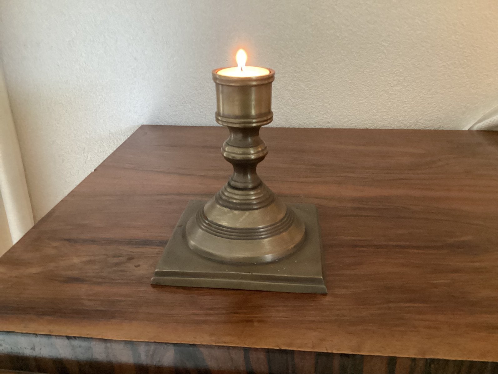 Antieke Kandelaar. Rond met Vierkante Plint. Meesing/Brons., Ophalen of Verzenden, Koper of Brons