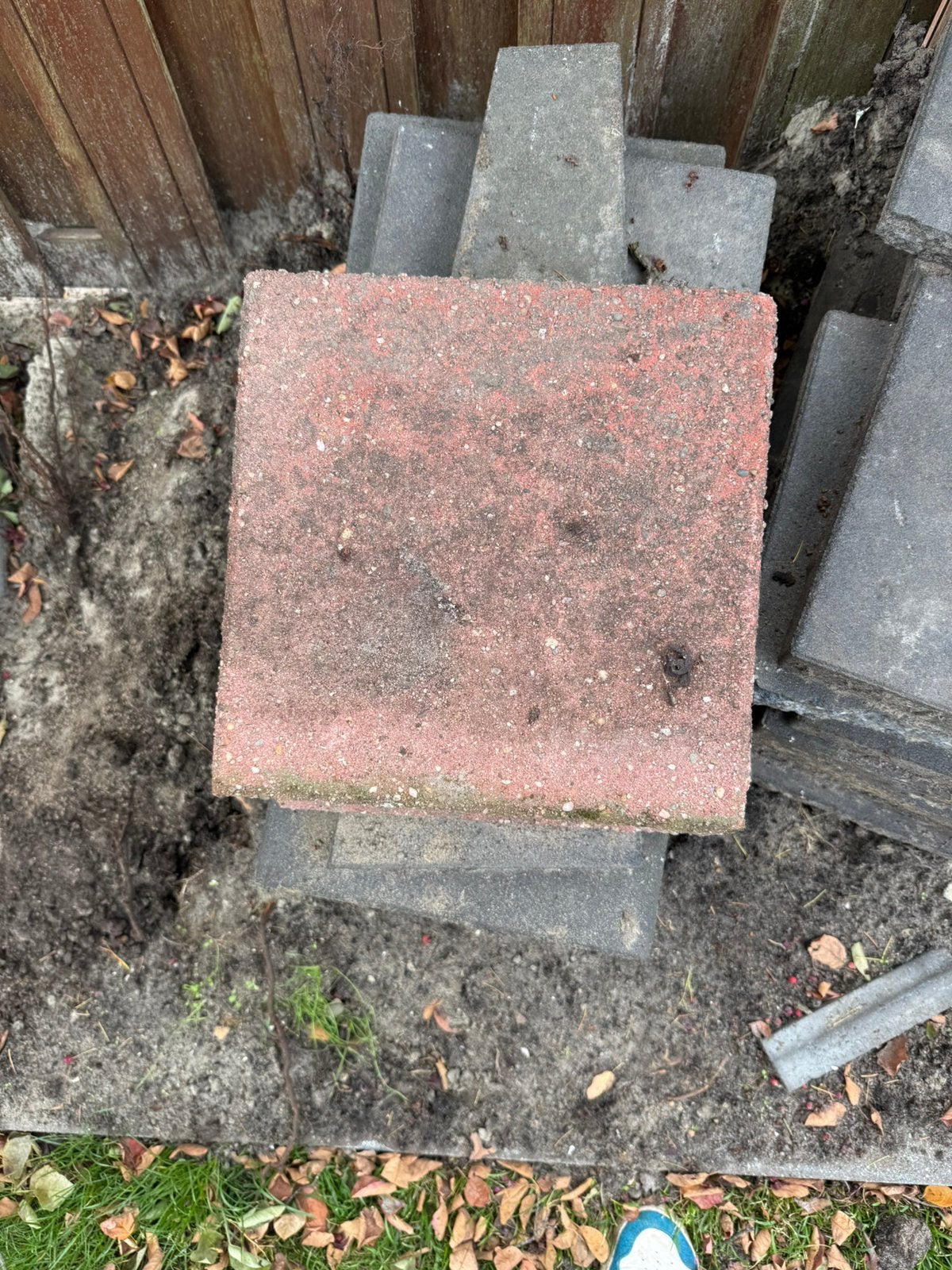 Drie rode stoep tegels, Tuin en Terras, Tegels en Klinkers, Ophalen of Verzenden, Gebruikt, Beton, Terrastegels