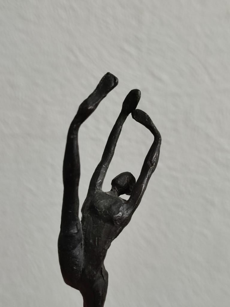 Corry Ammerlaan "Stap naar de toekomst" beeldje sculptuur, Antiek en Kunst, Ophalen of Verzenden