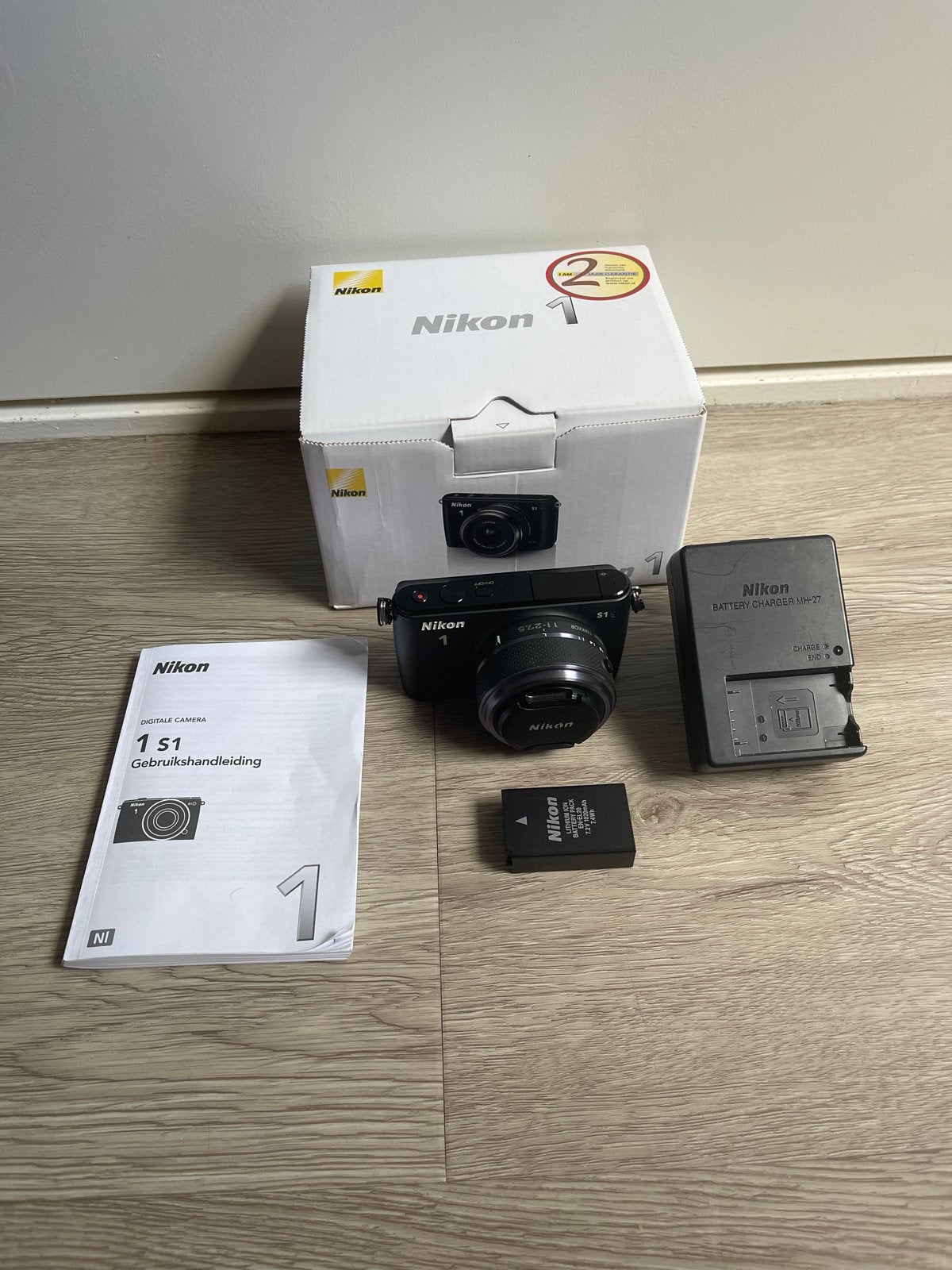 Nikon 1 S1 Zwart + 11-27.5mm lens, 10 megapixels, Ophalen of Verzenden, Zo goed als nieuw, Compactcamera