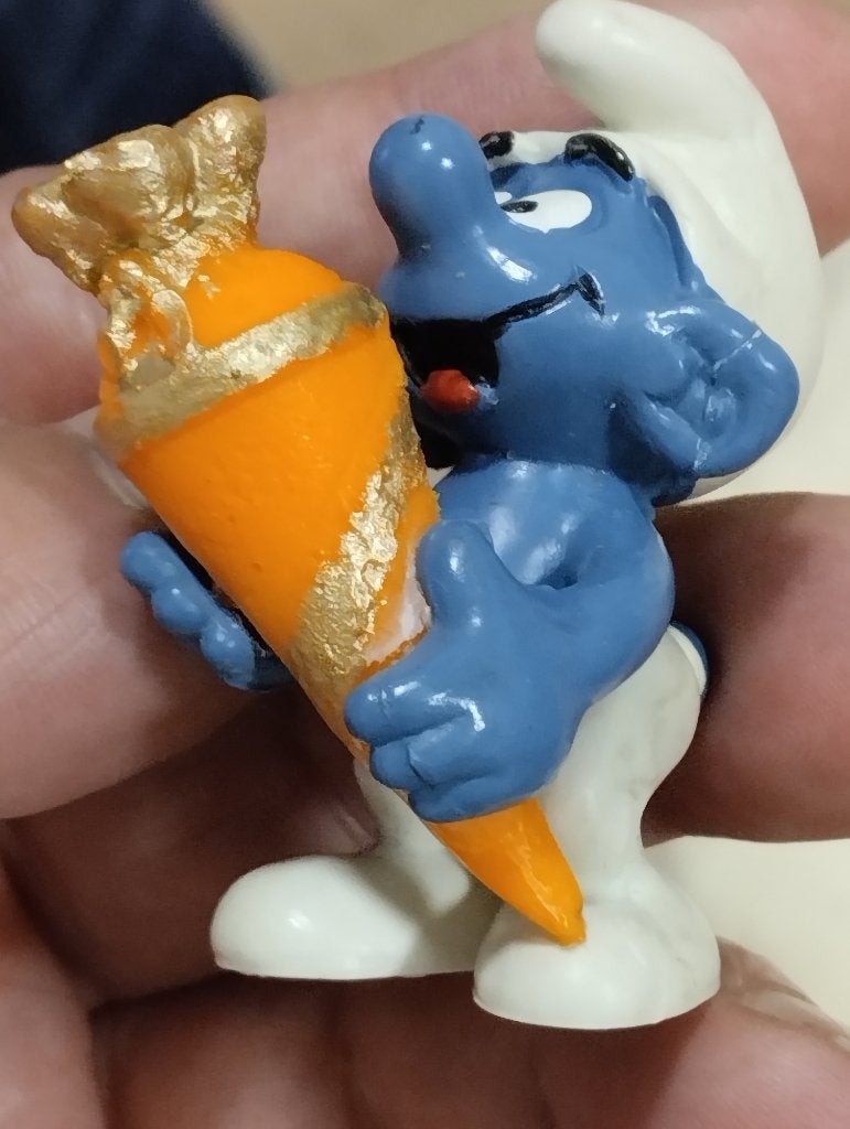 smurf met goud oranje snoepzak uit 1982 schleigh peyo, Verzamelen, Ophalen of Verzenden, Gebruikt, Verschillende Smurfen, Poppetje, Figuurtje of Knuffel