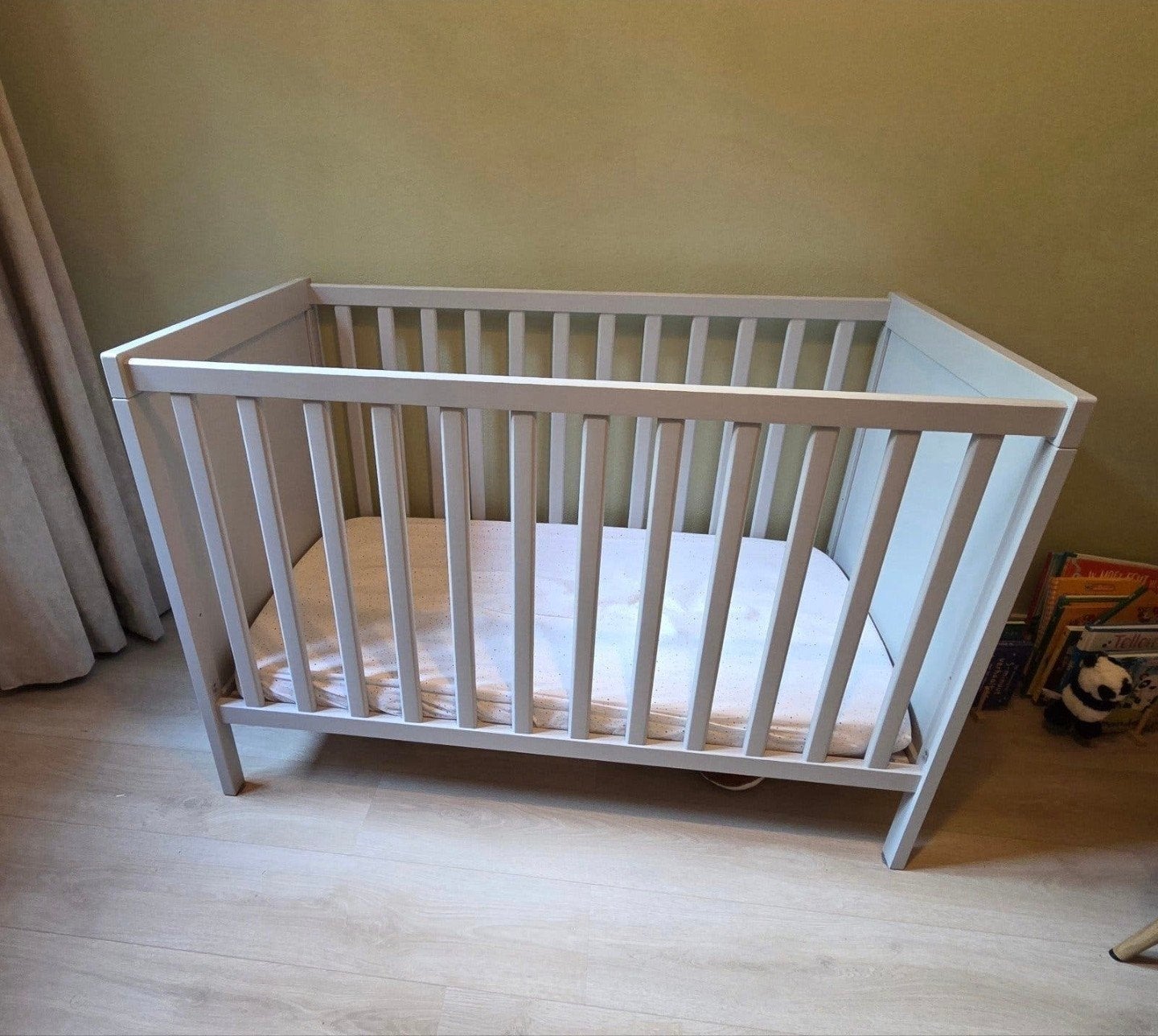 Lichtgrijs ledikantje voor baby of peuter, Ophalen, Zo goed als nieuw, Ledikant