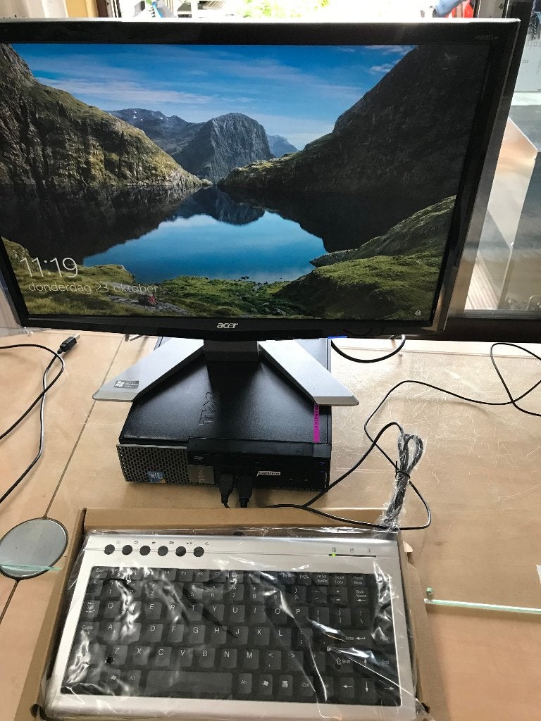 Kleine comp met monitor 22inch NIEUW keyboard muis DVD, Ophalen of Verzenden, Zo goed als nieuw