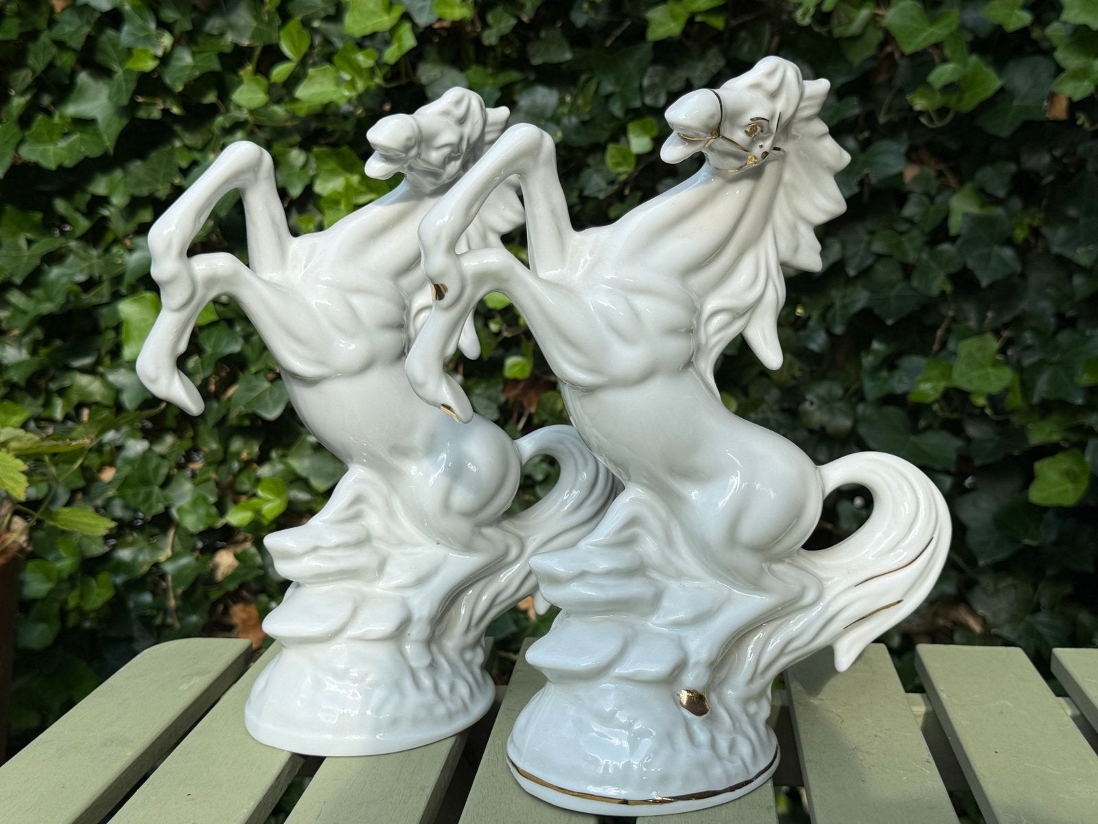 Twee witte paardenbeelden met goudkleurige decoratie, Ophalen of Verzenden, Zoogdier, 20 - 50 cm, Steen of Keramiek
