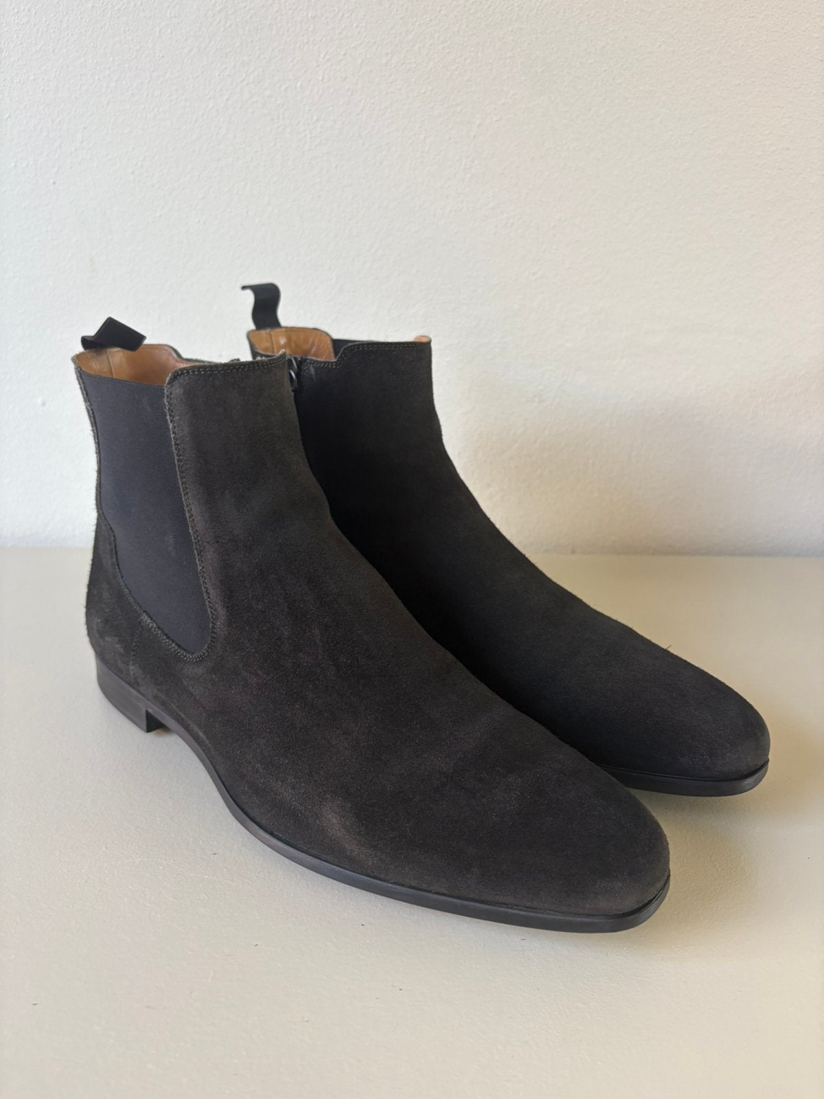 Magnanni Suede Chelsea Boots - Grijs / Antraciet - Maat 43, Kleding | Heren, Schoenen, Overige kleuren, Boots, Ophalen of Verzenden