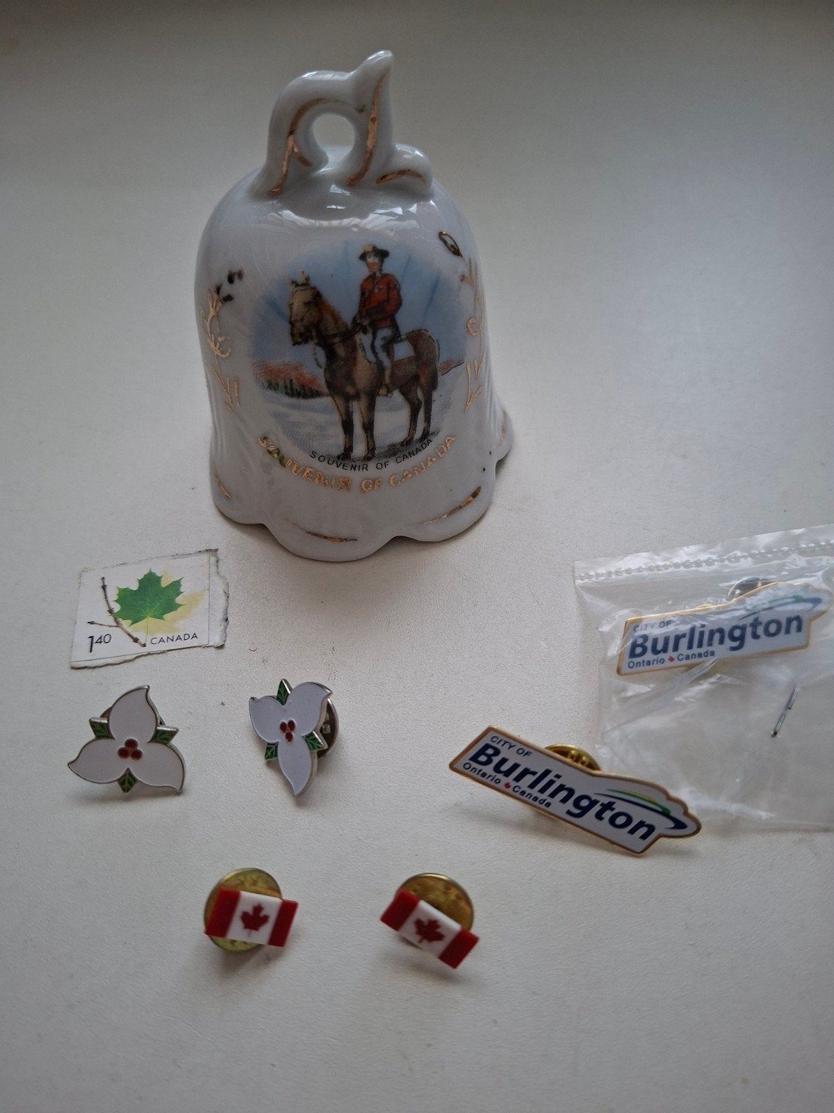 Canada souvenirs Nieuw pins ,bel van aardewerk., Ophalen of Verzenden