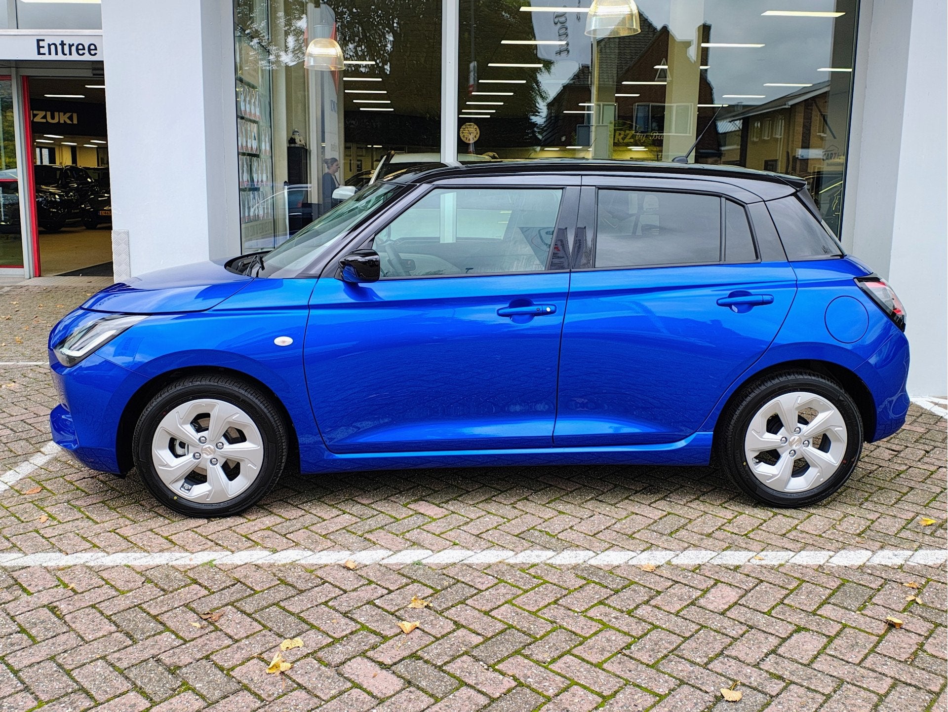 Suzuki Swift 1.2 STYLE SMART HYBRID AUTOMAAT Direct Leverbaa, Auto's, 12 maanden, Stof, Zwart, Swift