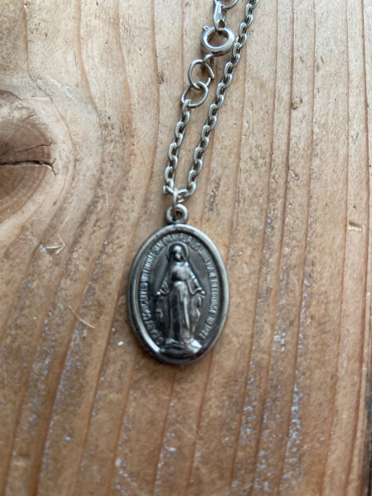 Zilverkleurige ketting met Maria-medaillon, Ophalen, Overige materialen, Gebruikt, Overige voorstellingen