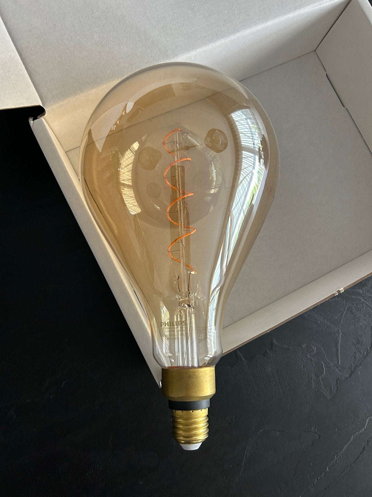 Philips Giant LED Lamp E27 5W 2000K 300lm, Ophalen, Zo goed als nieuw