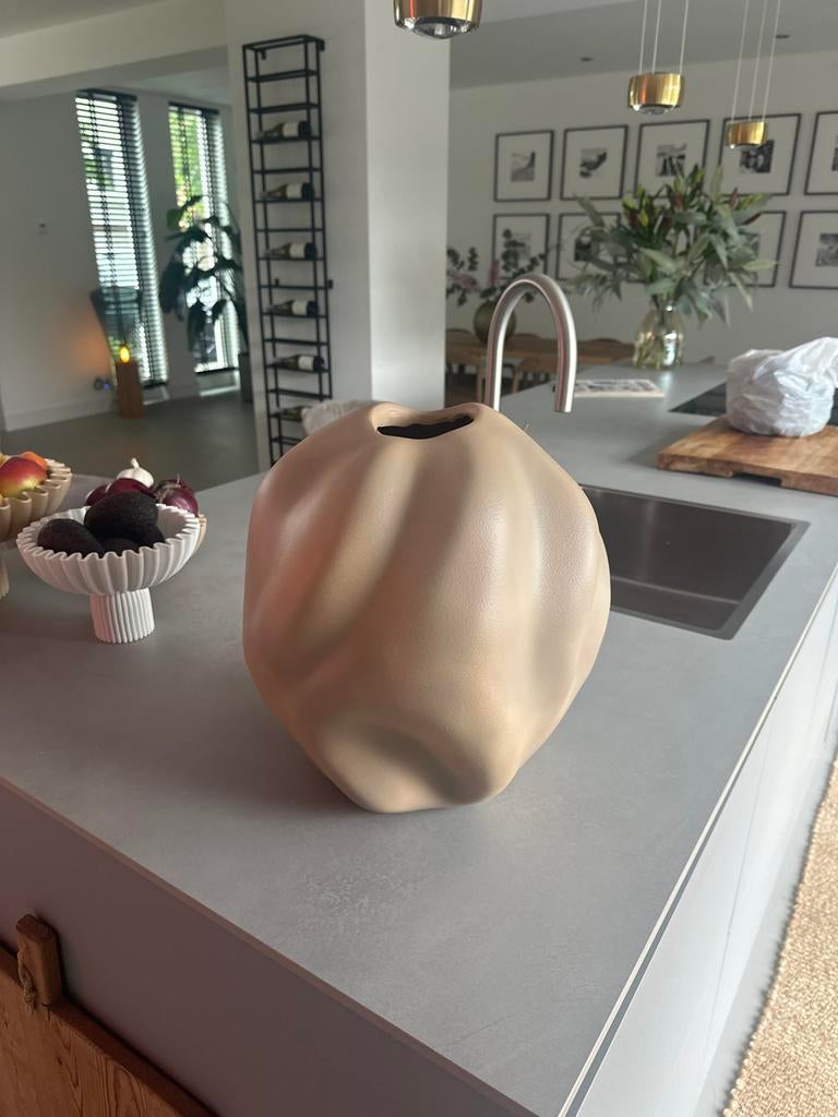 Grote zandkleurige vaas - modern design, Huis en Inrichting, Woonaccessoires | Vazen, Ophalen, Nieuw, Overige kleuren