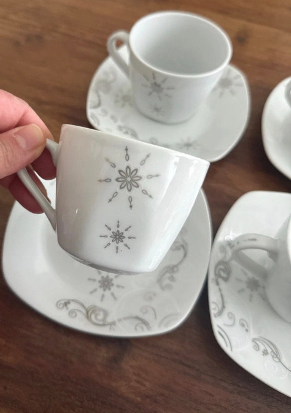 Set van 6 porseleinen kop en schotels met zilveren decoratie, Ophalen of Verzenden, Zo goed als nieuw, Modern, Kop(pen) en/of Schotel(s)