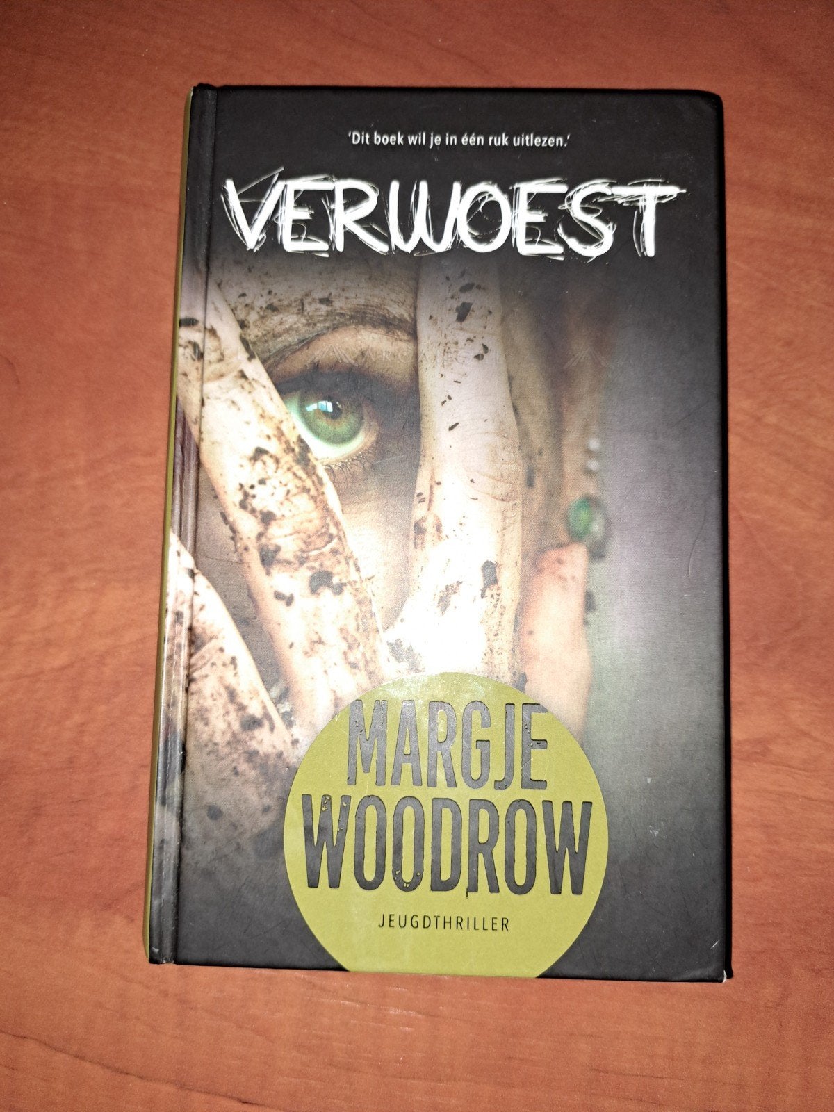 Verwoest - Jeugdthriller door Margje Woodrow, Ophalen of Verzenden, Zo goed als nieuw, Margje Woodrow, Nederland