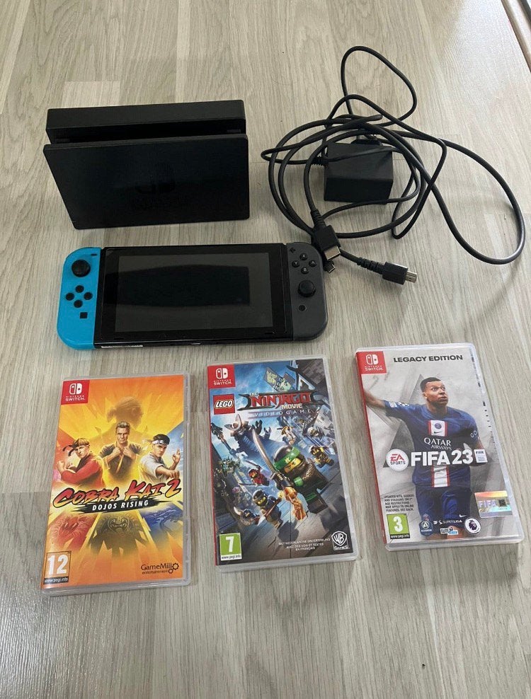 Nintendo Switch met 3 spellen. €200, Ophalen of Verzenden, Zo goed als nieuw, Met 2 controllers, Switch Original