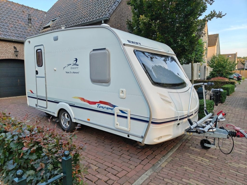 Goed onderhouden SWIFT TOSCANE 410  BJ 2004, Vast bed, Treinzit, 750 - 1000 kg, Particulier